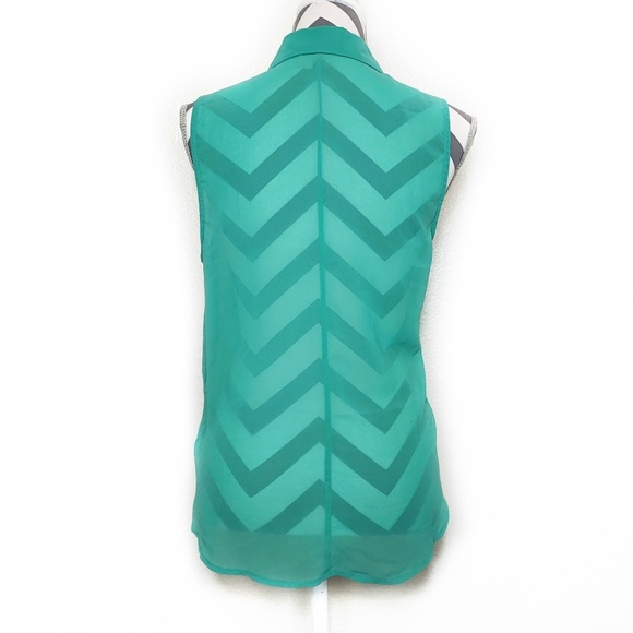 Split neck sleeveless blouse - Picture 4 of 4